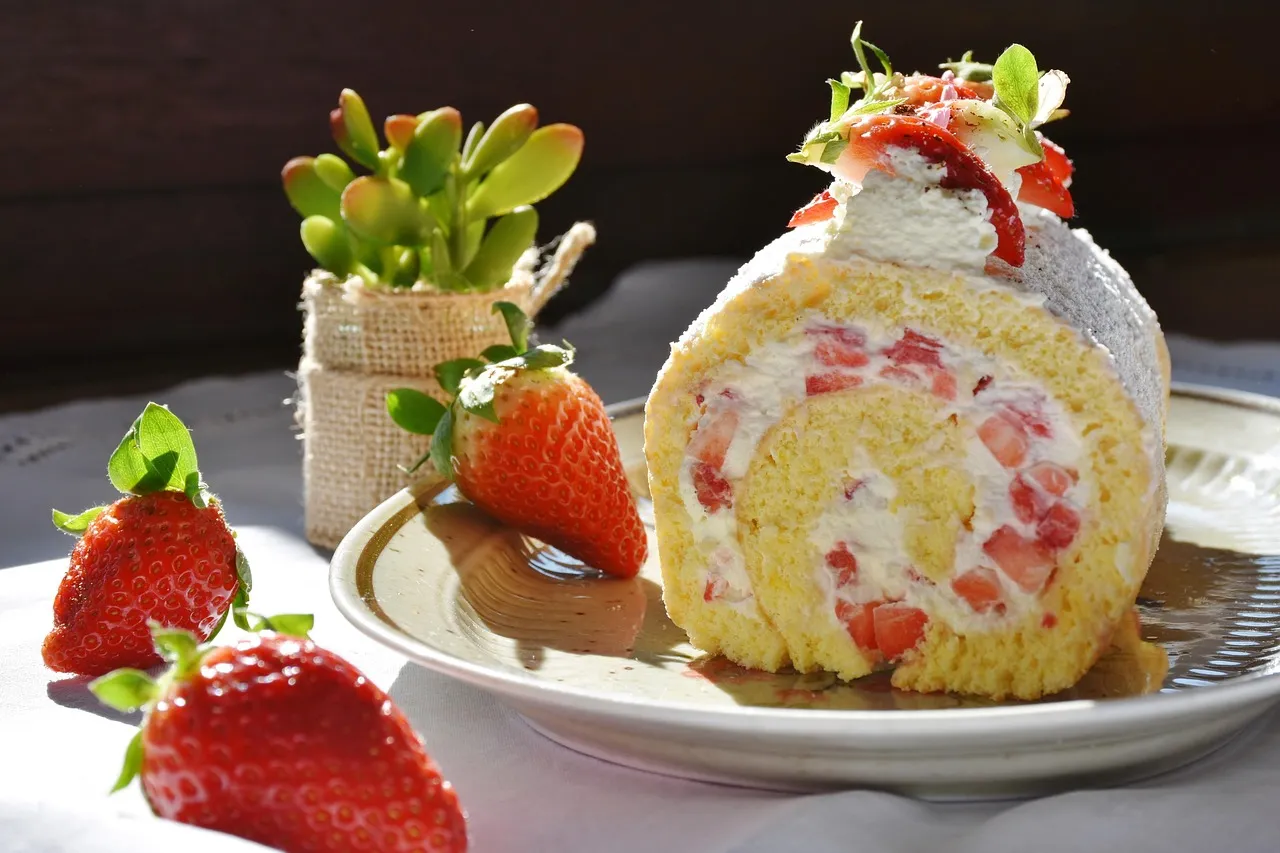 strawberry roll, strawberry, strawberrycake, bisquit, biscuit roll, cream, cakes, to bake, piece of cake, cute, meal, date of birth, yummy, strawberry slices, food, strawberry, strawberry, strawberry, strawberry, strawberry, cakes, cakes, cakes