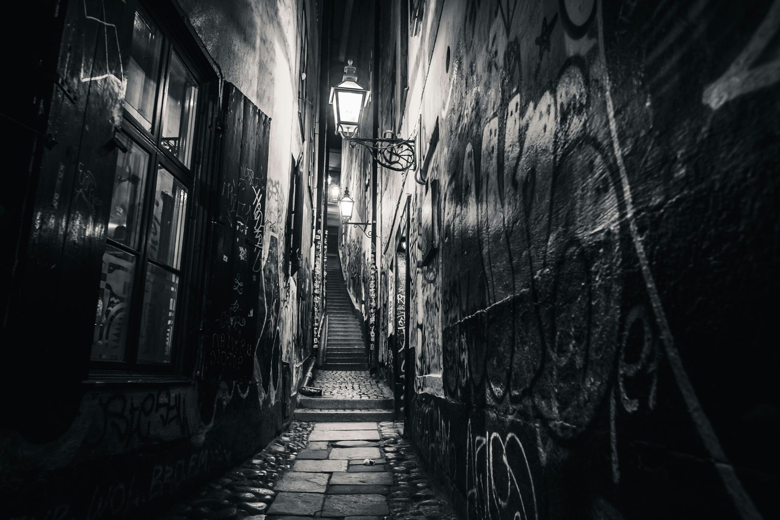 empty hallway with light fixture