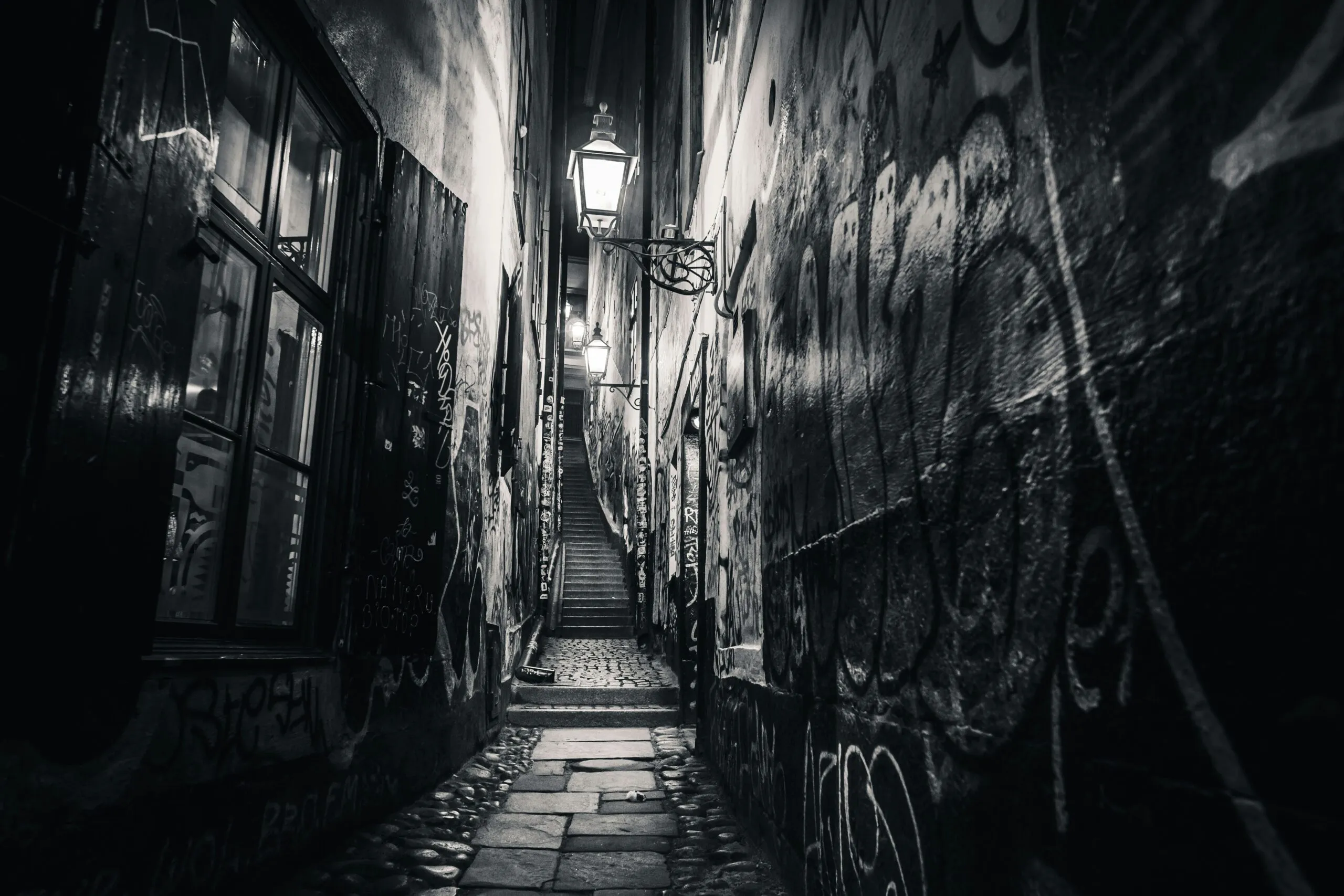 empty hallway with light fixture