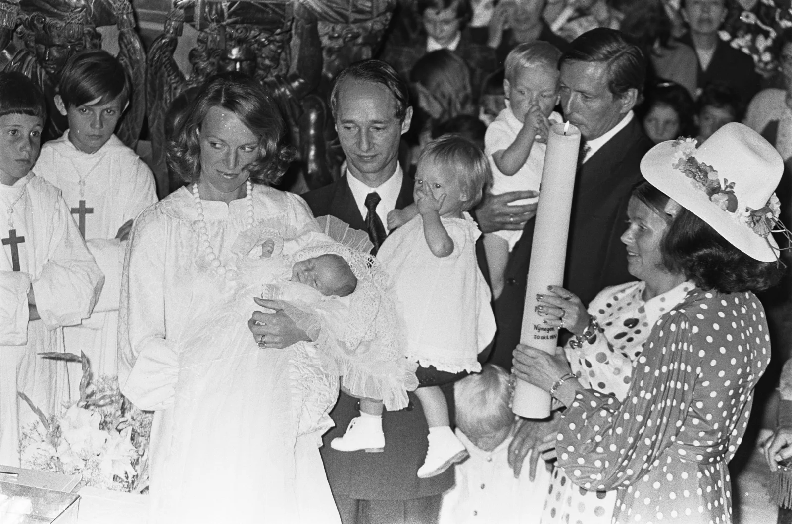 Collectie / Archief : Fotocollectie Anefo
Reportage / Serie : [ onbekend ]
Beschrijving : Doop Prinses Maria Carolina Christina in Lignieres (dochter Irene),Irene met dochter Carel Hugo , Claus met tweeling, Christina, Carlos
Datum : 20 juli 1974
Locatie : Lignières
Trefwoorden : Doopplechtigheden, dochters, tweelingen
Persoonsnaam : Carel Hugo, Carlos, prins, Christina, prinses, Claus, prins, Irene, prinses
Fotograaf : Herschel, Jaap / Anefo
Auteursrechthebbende : Nationaal Archief 
Materiaalsoort : Negatief (zwart/wit)
Nummer archiefinventaris : bekijk toegang 2.24.01.05

Bestanddeelnummer : 927-4394