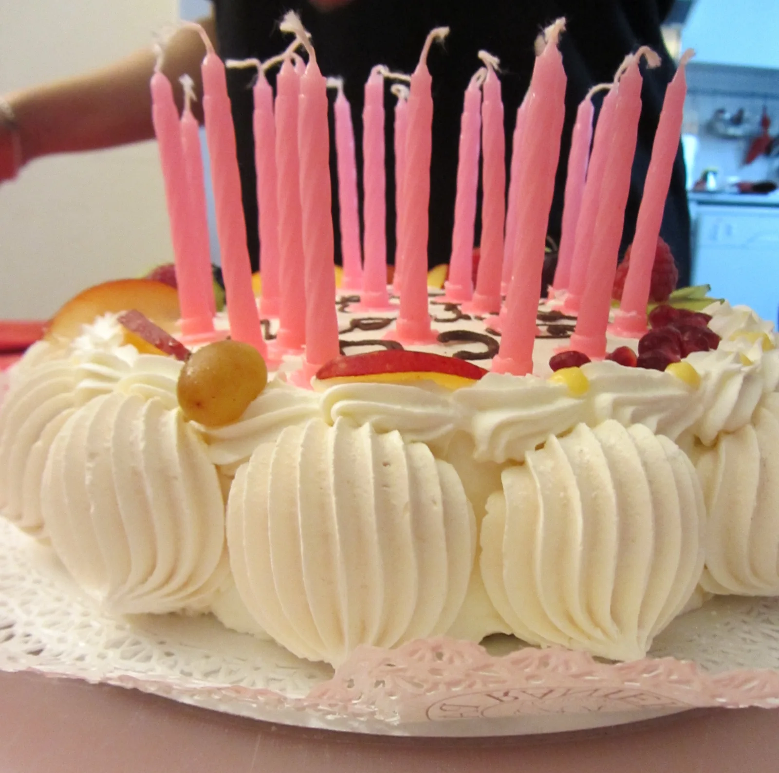 Torta di tipo Fabiola di compleanno alla futta, meringhe e panna montata con candeline