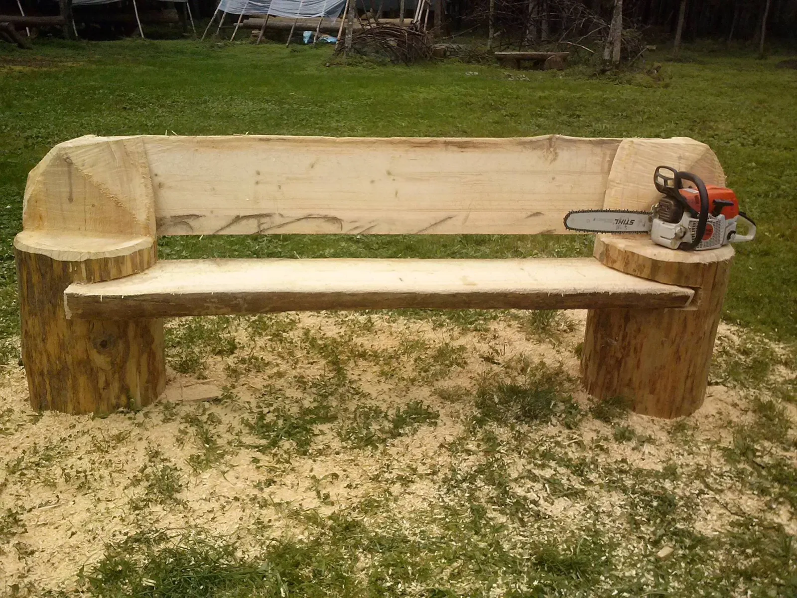 Log furniture: garden bench from logs