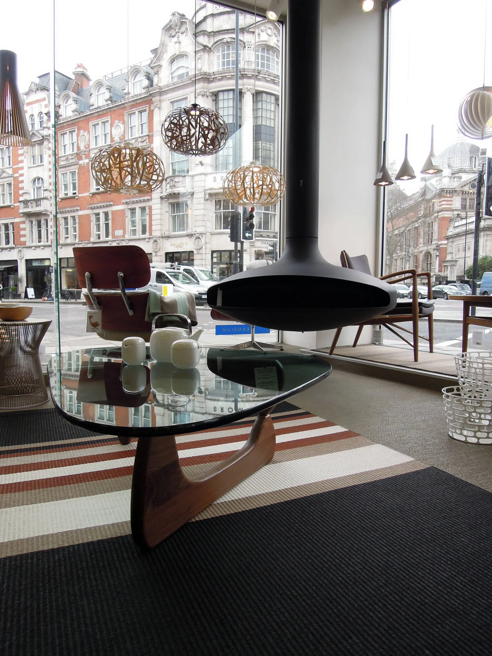 Noguchi table and Gyrofocus fireplace - London's modern

Noguchi coffee table