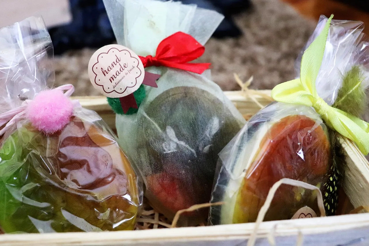 ręcznie robiony prezent, mydło rzemieślnicze, opakowanie na prezent, prezent kąpielowy, ręcznie robione mydło, mydło organiczne, papier ozdobny, pomysł na prezent, prezent świąteczny, opakowanie rustykalne, mydła, kosmetyki naturalne, przyjazny dla środowiska, torba siatkowa, kolorowa kokardka, ręcznie robiona etykieta, skrzynia prezentowa, kreatywne opakowanie, dekoracja mydła, naturalna pielęgnacja skóry, produkt kosmetyczny, prezent robiony ręcznie, estetyczne opakowanie, prezent rozpieszczający
