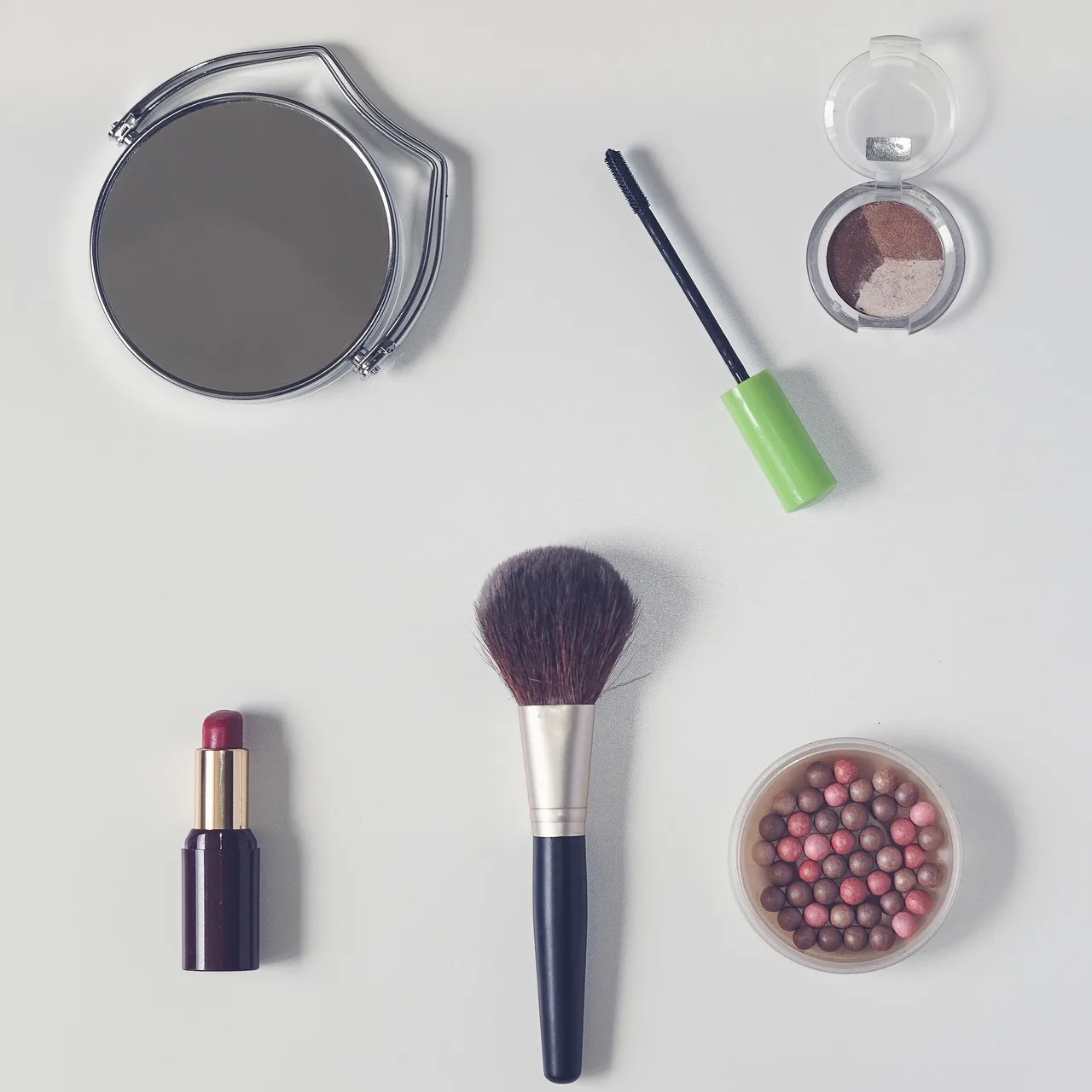 kosmetyki, puder, szminka, pędzel kosmetyczny, lusterko, cienie do powiek, puder w kulkach, makijaż, akcesoria, uroda, flat lay