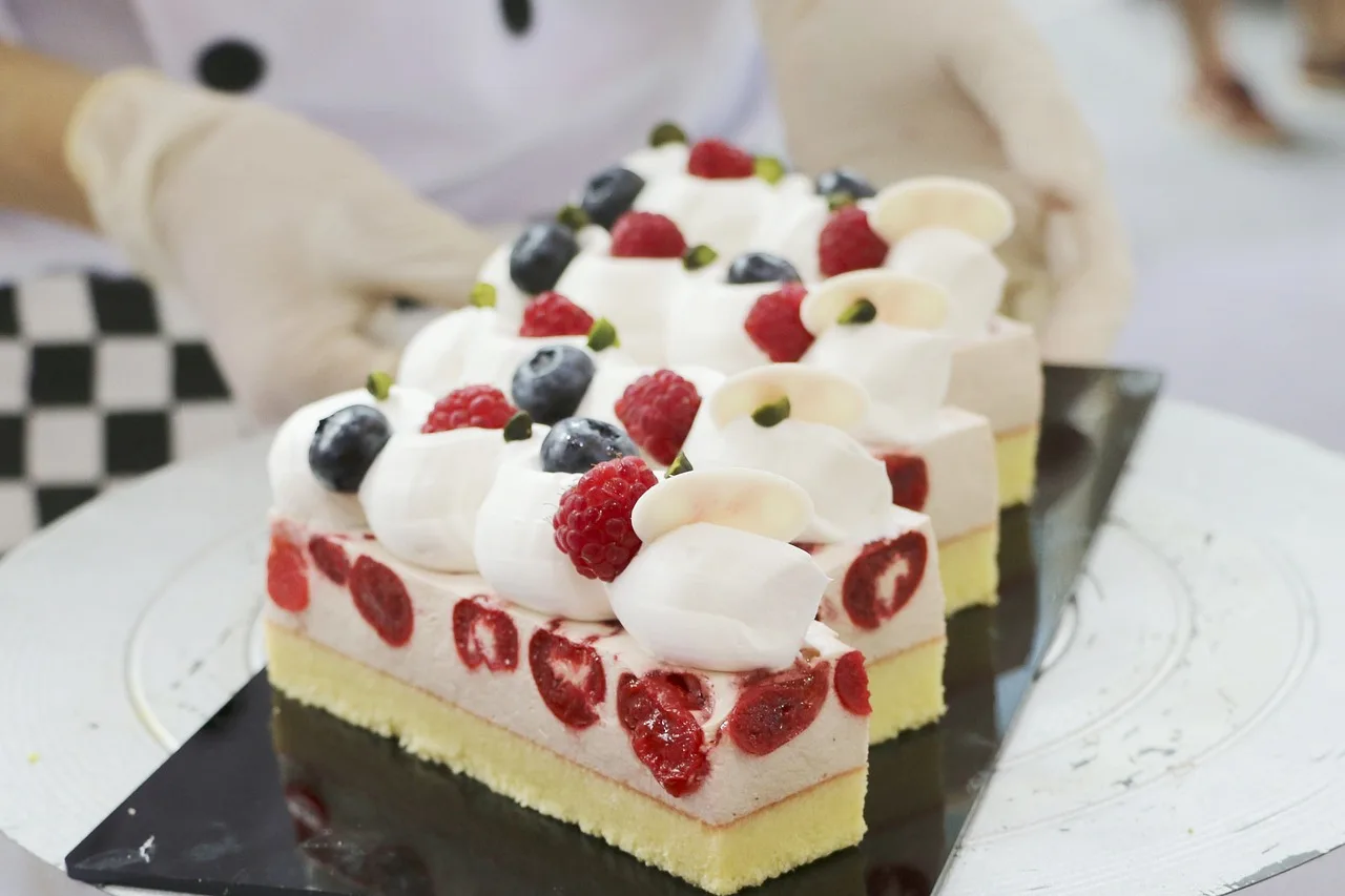 ciasto baker, deser, smakosz, ciasto, pieczenie, smaczny, strawberry cake, szyfon ciasto, krem, keks