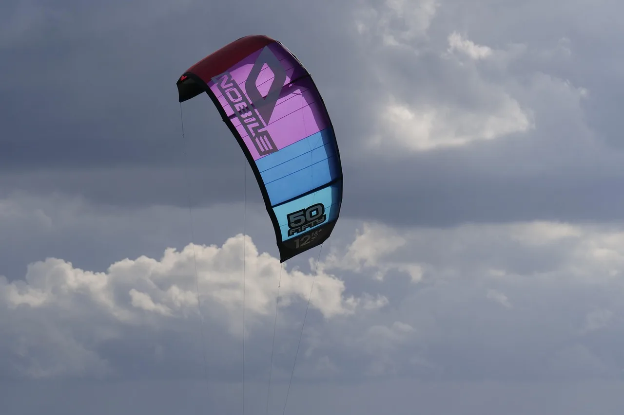 niebo, wolność, powietrze, kite kitesurfing kiting, kite-surfing, sporty wodne, salzhaff, pepelow