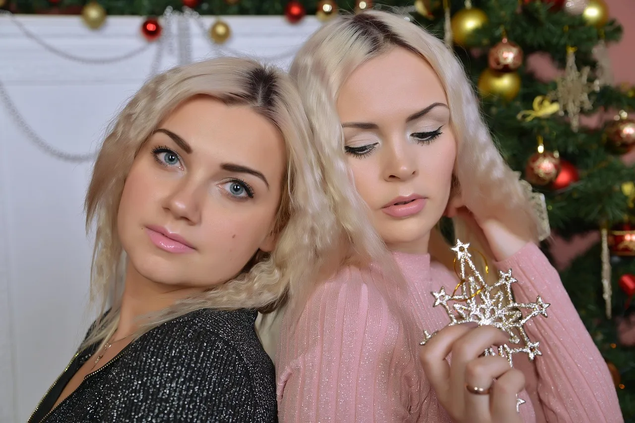 blondynki, dziewczyny, dwie dziewczyny, dwie koleżanki, białe włosy, faliste, fala, piękny odcień, lśniące włosy, makijaż, portret dwóch dziewczyn, two blondes, girls, piękny, makeup, wyglądać, portrait, uroczy, laski