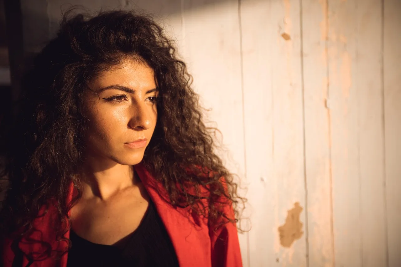 alone, attractive, beauty, glamour, model, posing, seductive, zmysłowy, smile, skin, sexy, glamor, freedom, female, fashion, girl, pretty, woman, fashion model, fit, figure, lady, 20s, curly, hair