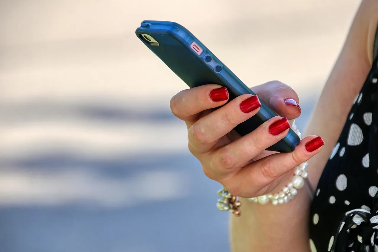 mobilny, kobieta, smartphone, technologia, komunikacja, płeć żeńska, osoba, napisać, sms, whatsapp, posłaniec, notatki, klawiatura, klucze, mobilizować, telekomunikacja, sms, sms, sms, sms, sms