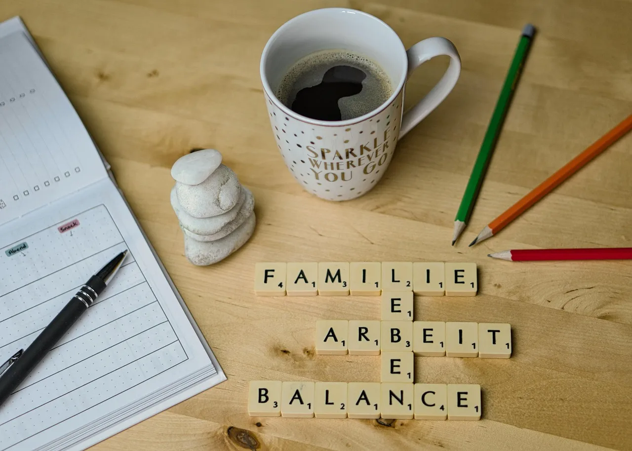 work-life balance, praca, praca i rodzina, odszkodowania, tabela, technologia, gabinet, czytać, work-life-balance, homework, praca w domu, kawa, filiżanka kawy, puchar, kolorowe ołówki, rodzina, szkic, remis, zeszyt, napisać, planowanie