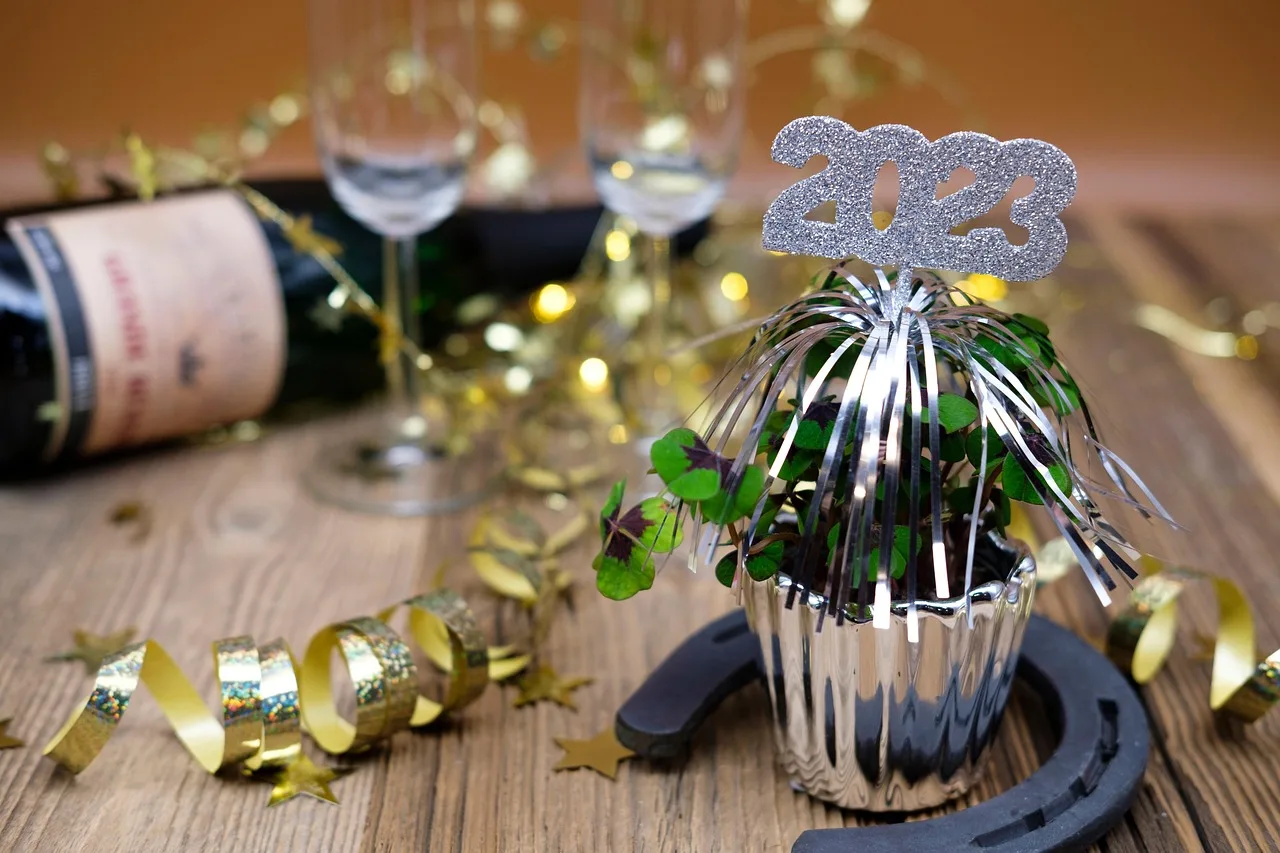 sylwester, new year's day, świętować, podkowa, czterolistna koniczyna, szczęście, 2023