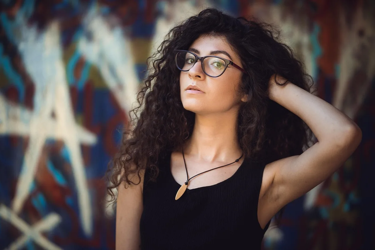 attractive, beauty, glamour, model, posing, seductive, zmysłowy, skin, sexy, glamor, freedom, female, fashion, girl, pretty, woman, fashion model, expression, emotion, fit, figure, lady, 20s, curly, hair