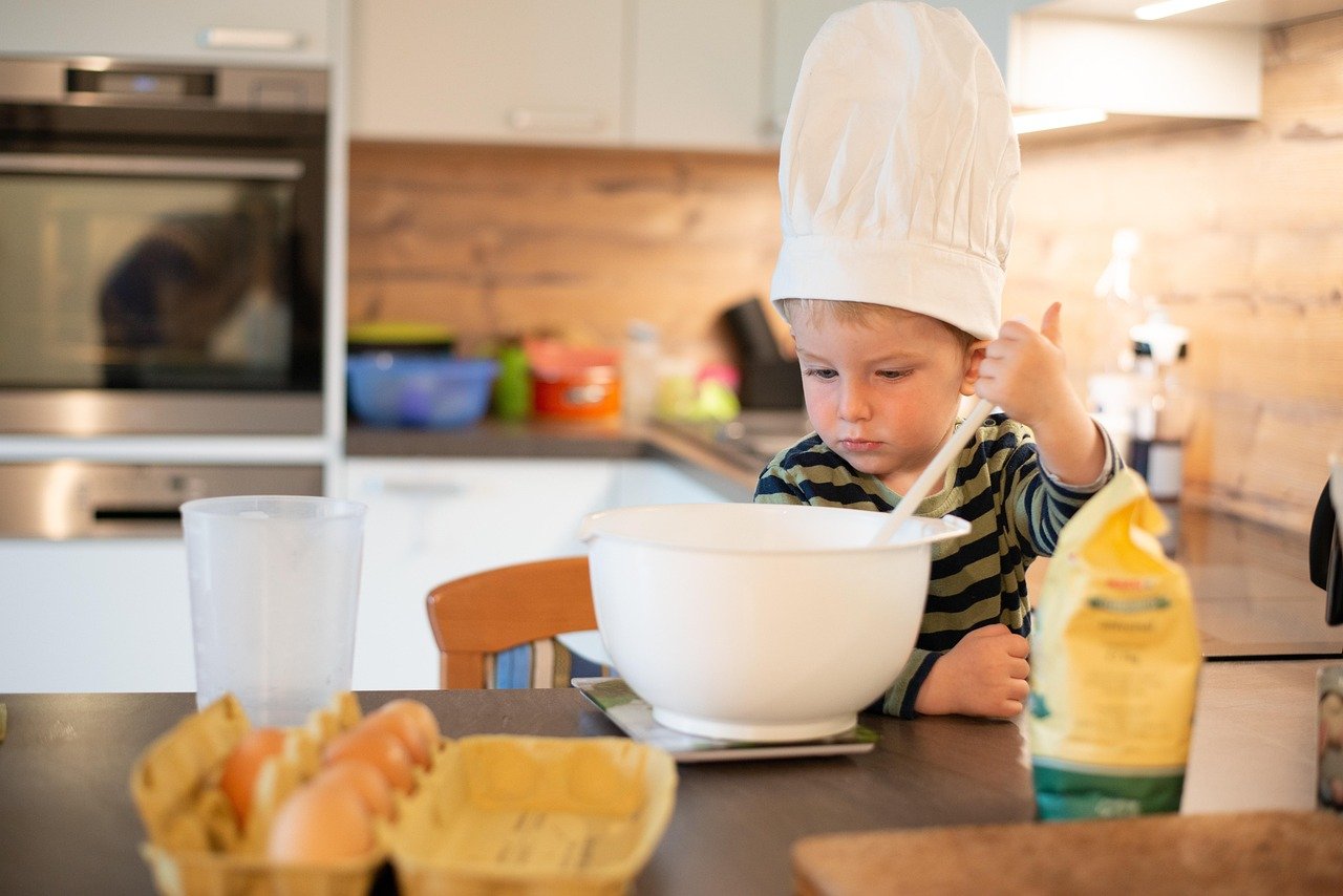 cook, apprentice, trainee, young, child, to bake, children's cheeks, training, helper, help, kitchen help, kitchen, chef, loaf, baker, teaching, apprentice, apprentice, apprentice, apprentice, apprentice, trainee, trainee, trainee, baker