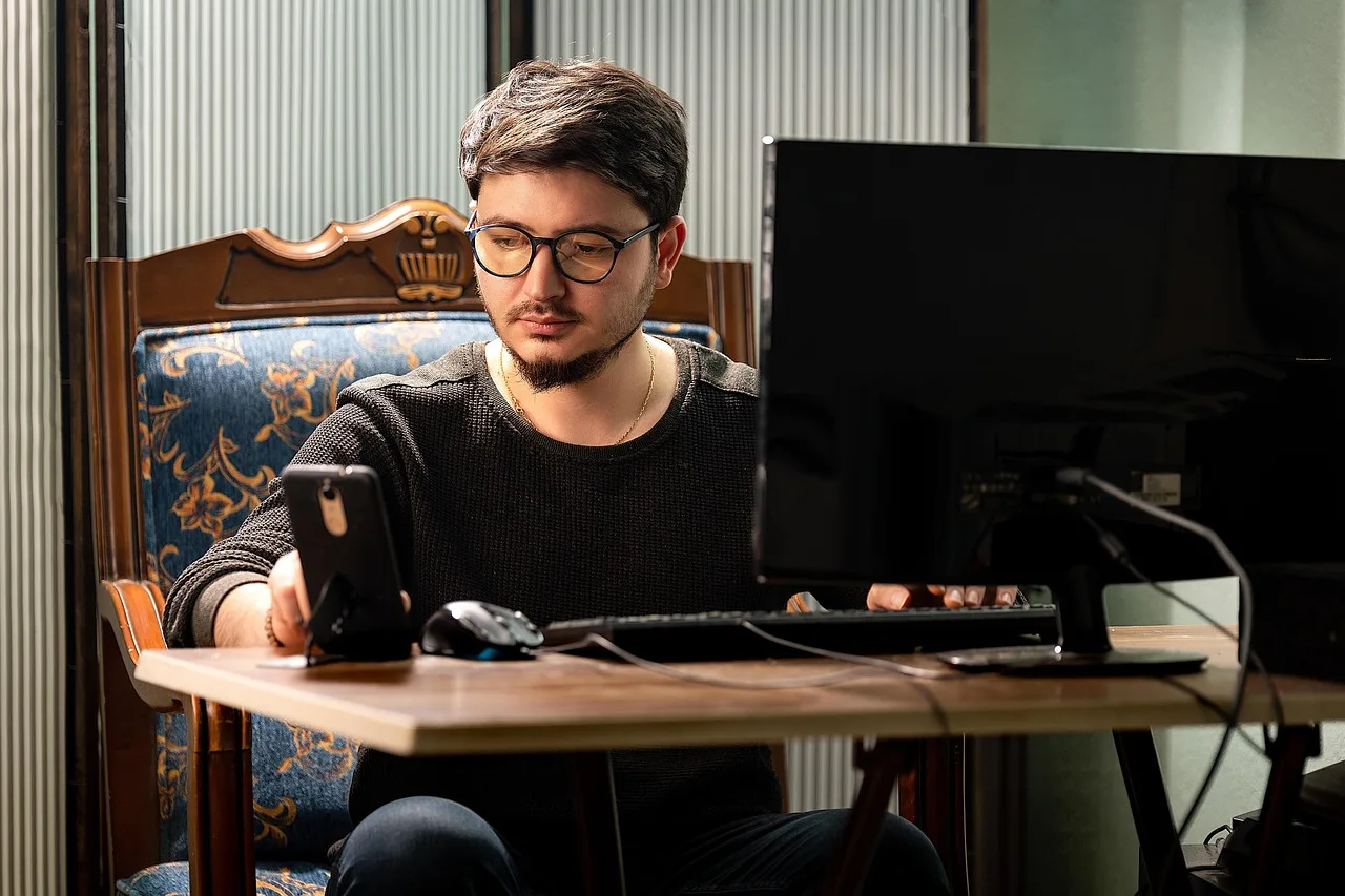 male, dostęp do internetu, wolny strzelec, urządzenie, dorosły, online, person, entrepreneur, technologia, naprzód, za pomocą, przeglądanie, człowiek, working, computer, sieć, laptop, learning, śmiać się, workplace, job, bezprzewodowy, looking, w pokoju, połączony, person, person, person, job, job, job, job, job