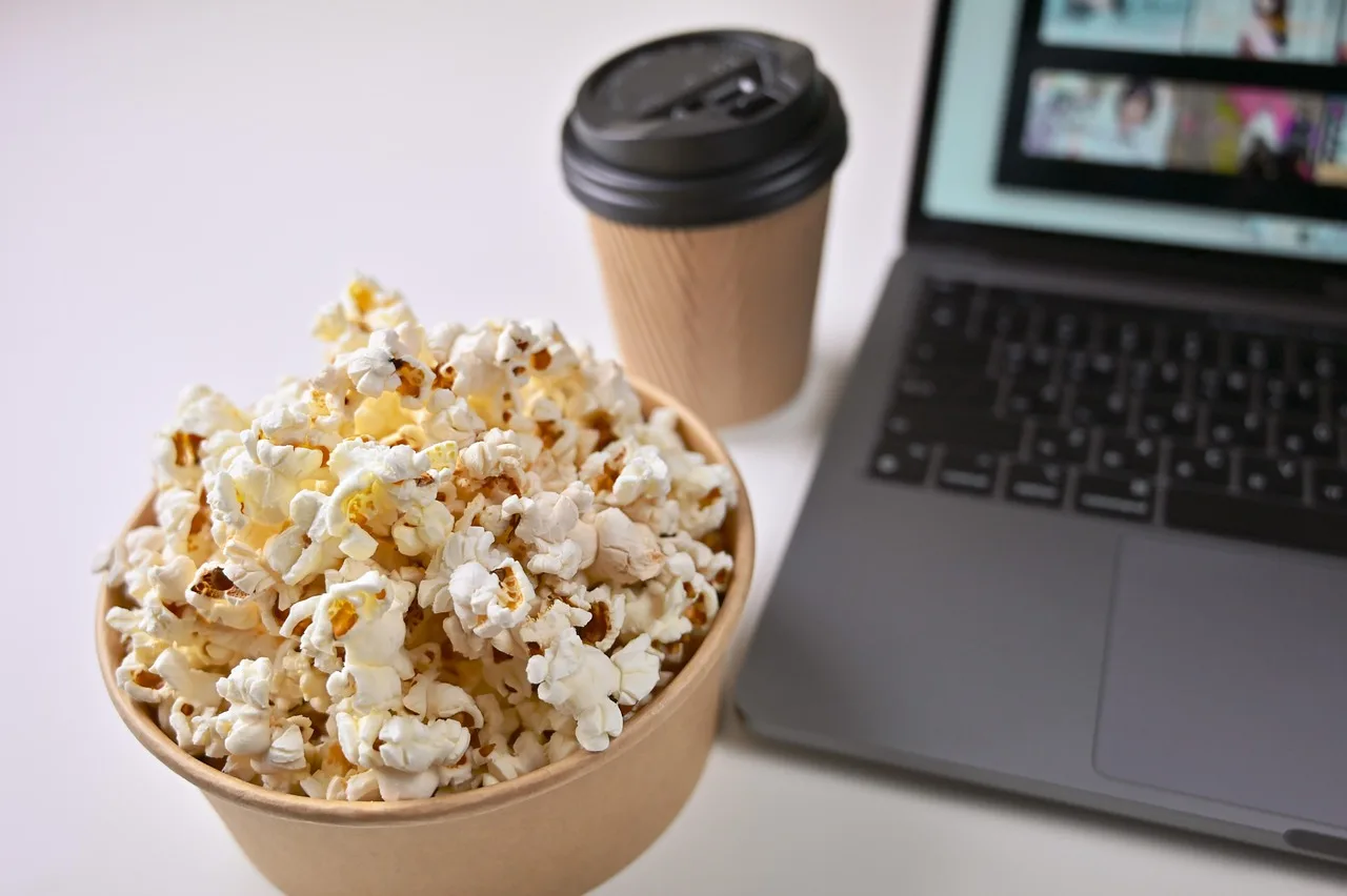 prażona kukurydza, przekąska, film, internet, laptop, streaming, jedzenie