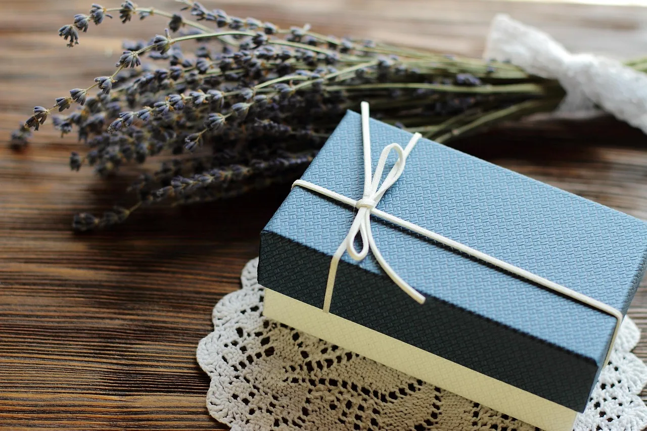 niebieski, bow, box, natura, brązowy, uroczystość, christmas, craft, dekoracja, event, flower, for man, kwiat tło, prezent, lavender, tapeta kwiatowa, miłość, male, napkin, teraźniejszość, wszystkiego najlepszego z okazji urodzin, piękne kwiaty, ribbon, rustykalny, surprise, cicha sympatia, vintage, wooden, wrapped