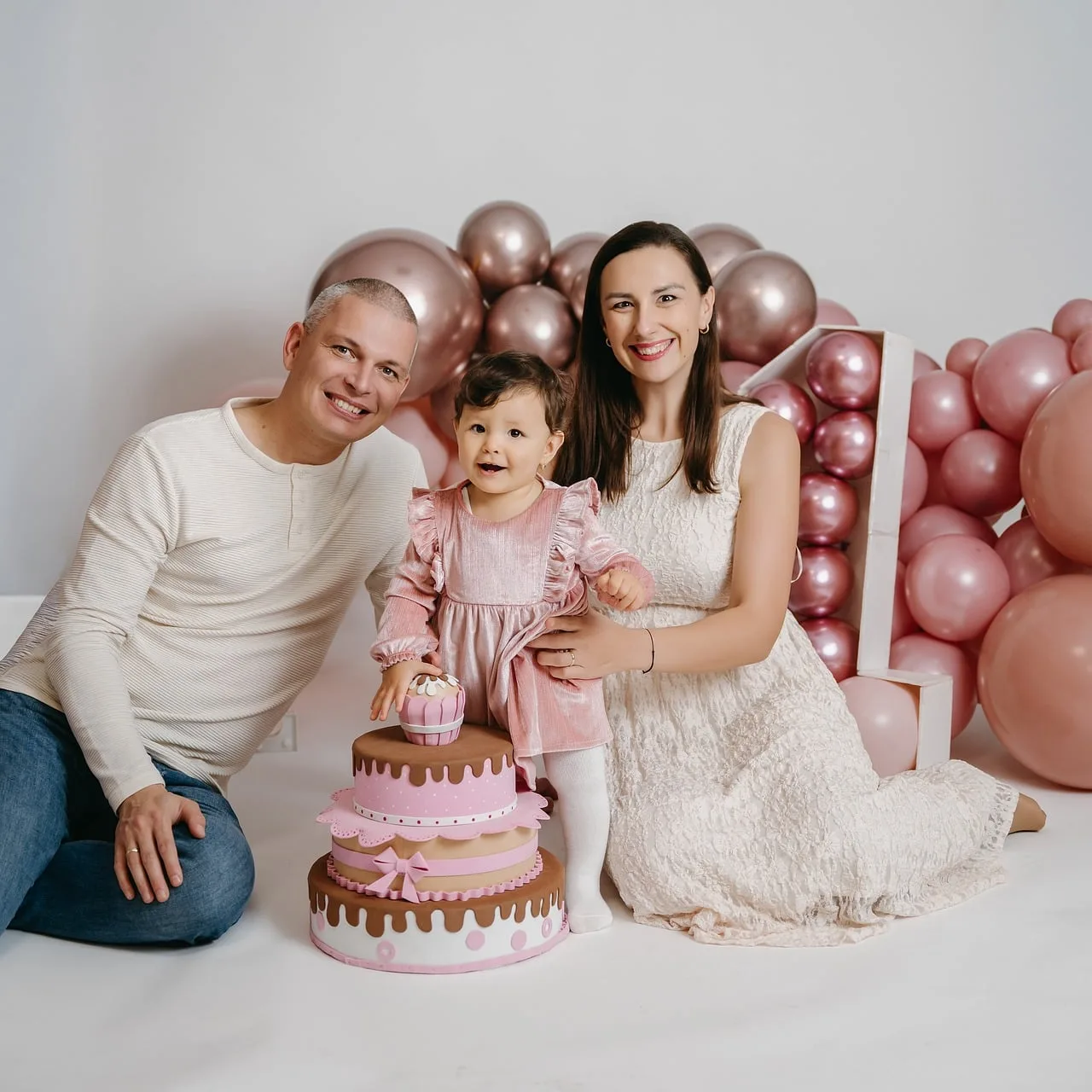 urodziny, rodzina, balony, ciasto, różowy, dziewczynka, uśmiech, sukienka, rodzice, świętowanie, fotografia, zabawka, dziecko, portret, szczęśliwy, maluch, radość, słodki, swobodny
