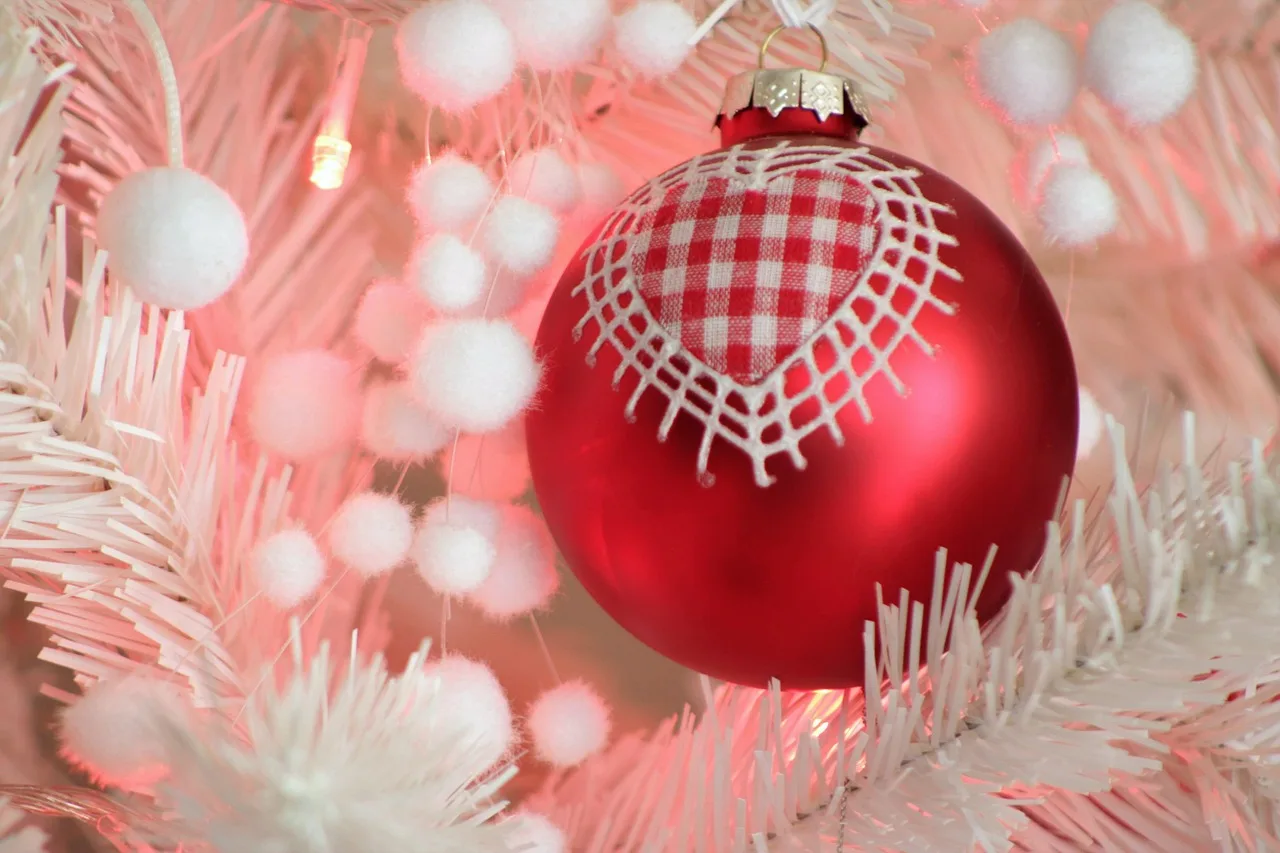 christmas background, christmas tree, serce, dekoracja, natura, biały, czerwony, christmas, święto, drzewo, seasonal, december, uroczystość, dekoracyjny, main, traditions, merry christmas, noel, christmas decorations, choinka, boże narodzenie, wakacje, ozdoby świąteczne