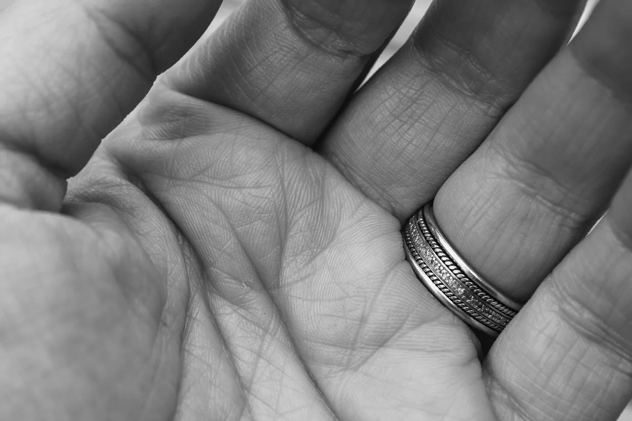 ręka, fingers, skin, tekstura, touch, fingerprints, couple, małżeństwo, relationship, together, miłość, married, ring, engagement ring, hands, czarny i biały, skin, touch, hands, hands, hands, hands, hands