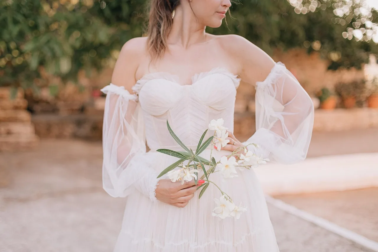 woman, flower, beauty, fashion, hand, summer, nature, kwiat tło, sexy, female, care, glamour, spa, caucasian, bouquet, skincare, piękne kwiaty, mood, sunflower, sunset, tapeta kwiatowa, colourful, luxurious, wellness, relaxation, bride