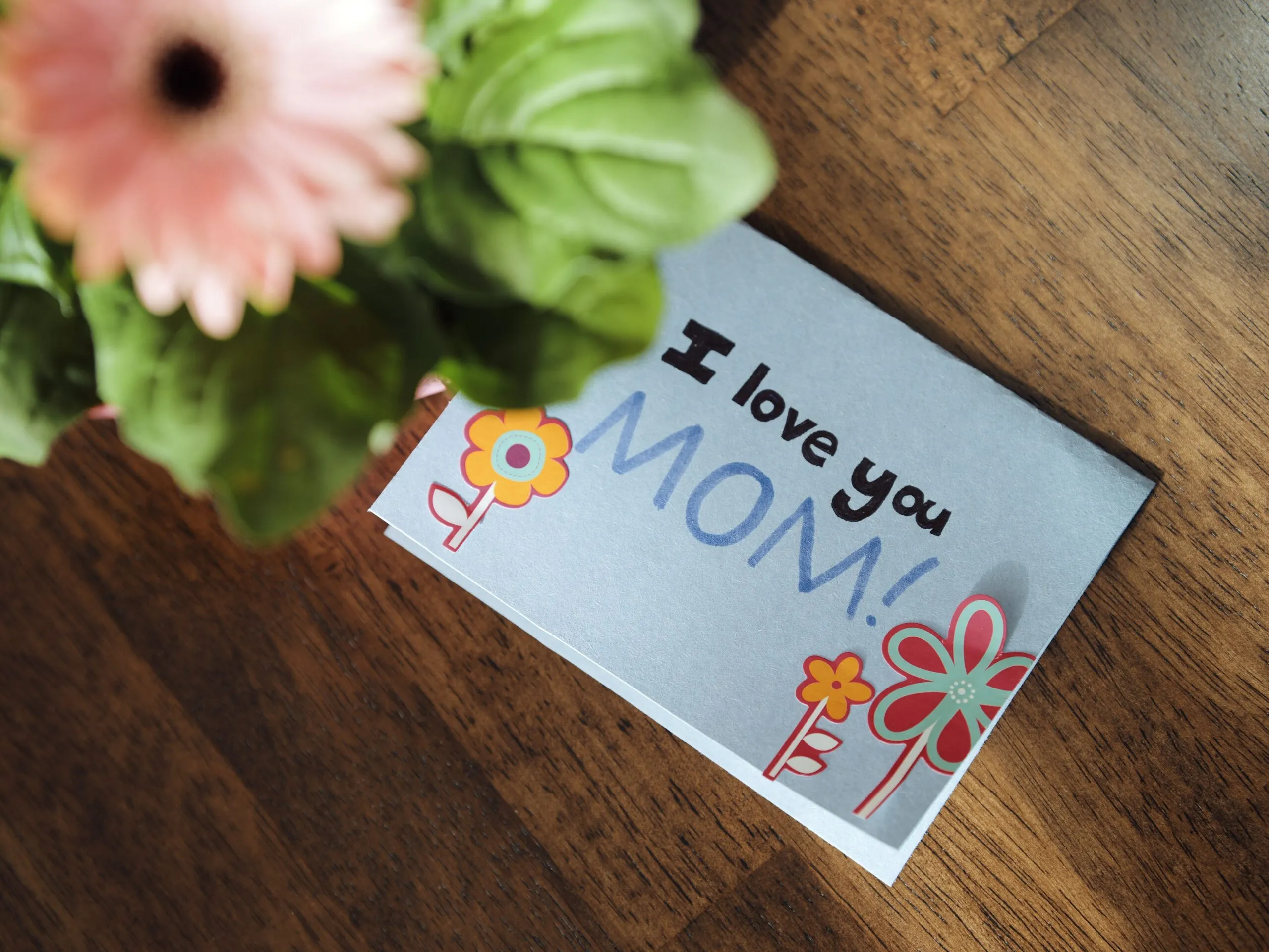A handwritten card with flowers expressing love for Mom, perfect for Mother's Day.