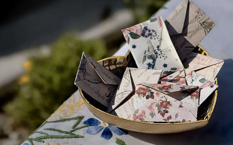 origami, listy, wykonany ręcznie, papier dekoracyjny, kwiatowy wzór, papier vintage, twórczy, diy, rękodzieło, złożony papier, projekt artystyczny, materiały piśmienne, koperta, romantyczny, pastelowe kolory, papier teksturowany, pomysł na prezent, artystyczny, powolne życie, przytulny wystrój, inspirujący, delikatny, nostalgiczny, wystrój stołu, wiosenny motyw