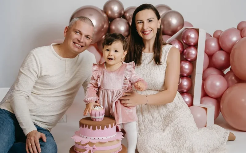 urodziny, rodzina, balony, ciasto, różowy, dziewczynka, uśmiech, sukienka, rodzice, świętowanie, fotografia, zabawka, dziecko, portret, szczęśliwy, maluch, radość, słodki, swobodny