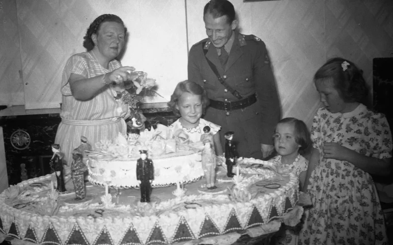 Collectie / Archief : Fotocollectie Anefo Reportage / Serie : [ onbekend ] Beschrijving : Verjaardag Prinses Irene . Aanbieding taart Datum : 5 augustus 1947 Trefwoorden : aanbiedingen, taarten, verjaardagen Persoonsnaam : Irene, prinses Fotograaf : Noske, J.D. / Anefo Auteursrechthebbende : Nationaal Archief Materiaalsoort : Glasnegatief Nummer archiefinventaris : bekijk toegang 2.24.01.09 Bestanddeelnummer : 902-2918