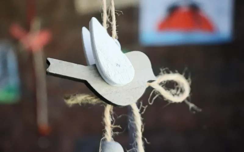 drewniany ptak, ozdoba wykonana ręcznie, rustykalny wystrój, majsterkowanie, naturalna dekoracja, sztuka sznurka, rzeźbienie w drewnie, akcent domowy, minimalistyczny styl, wystrój ptaka, cottagecore, boho chic, urok wnętrza, spokojna atmosfera, inspirowane naturą, białe skrzydła, motyw ptaka, przytulny pokój, przedmiot dekoracyjny, stolarz, projekt rzemieślniczy, powolne życie, neutralne tony, kreatywny wystrój, sztuka domowej roboty
