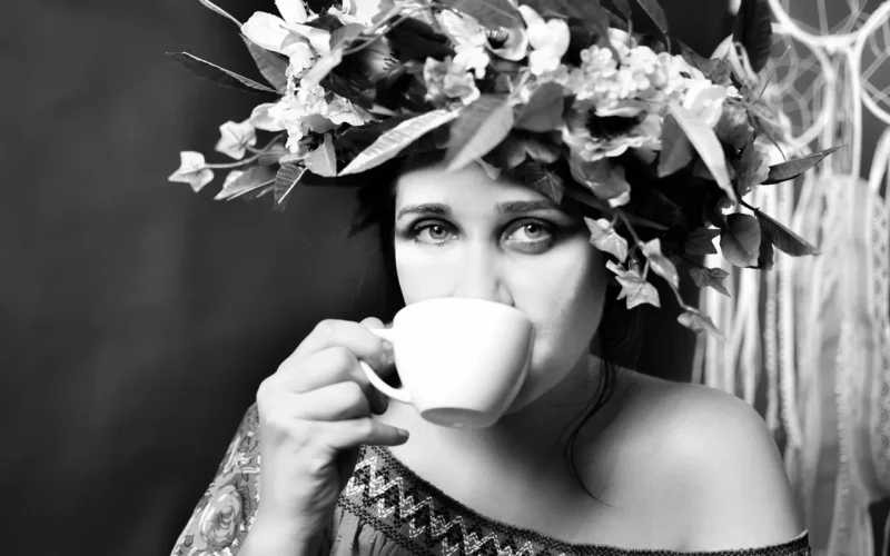 woman, coffee, dziewczyna, portret, fotografia, wygląd, natura, oczy, lato, twarz, ludzie, piękno, włosy, kobieta, wianek, folklor