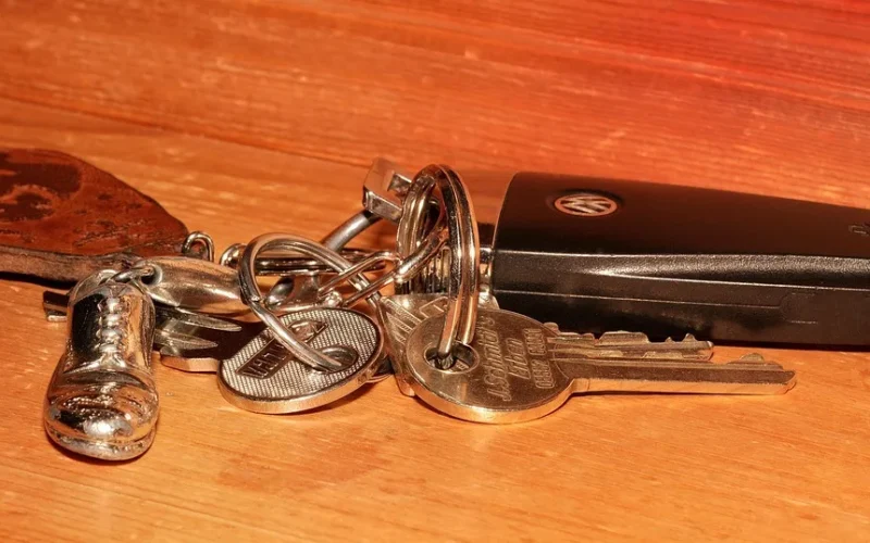 keychain, klucz, drewniana półka, breloczek, kluczyk samochodowy