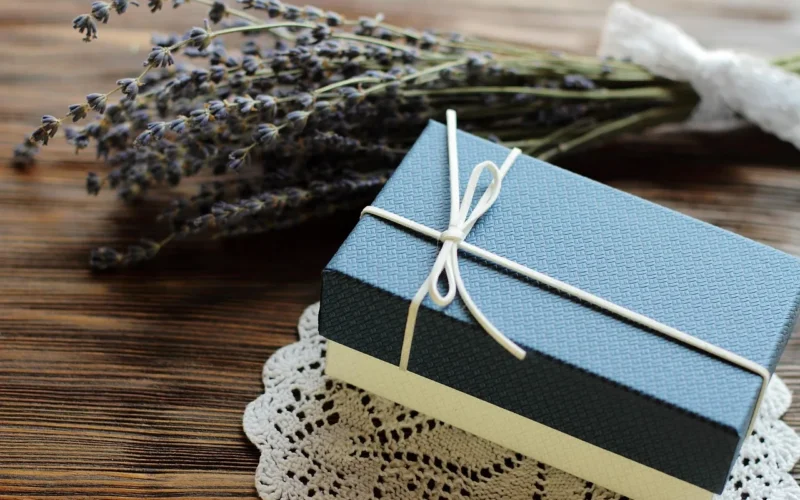 niebieski, bow, wszystkiego najlepszego z okazji urodzin, box, brązowy, uroczystość, christmas, craft, dekoracja, event, flower, for man, prezent, lavender, miłość, piękne kwiaty, male, napkin, teraźniejszość, ribbon, rustykalny, tapeta kwiatowa, surprise, kwiat tło, cicha sympatia, natura, vintage, wooden, wrapped