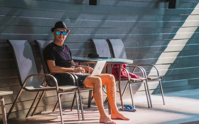 facet, laptop, praca, cyfrowy nomada, koczownik, cyfrowy, gabinet, profesjonalny, praca zdalna, miejsce pracy, zdalne zamówienie, tajlandia, wydajność, coworking, laptop lifestyle, podróż, wolny strzelec, biznes, okulary słoneczne, komputer, praca zdalna, praca zdalna, praca zdalna, praca zdalna, praca zdalna
