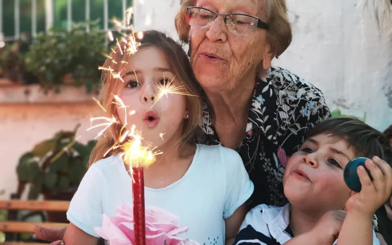 babcia, wnuki, wszystkiego najlepszego z okazji urodzin, wnuk, wnuczka, ciasto, świeca, iskry, dmuchanie