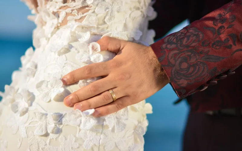 ślub, natura, tapeta kwiatowa, krawaty, sukienka, ręce, hand - handel, love, narzeczony, marriage, kwiat tło, white, pierścień, couple, wyszła za mąż, bouquet, ceremony, ślubne, kobieta, rings, piękne, palcami, beauty, piękne kwiaty, kwiat, obchody, flowers, holding, gold