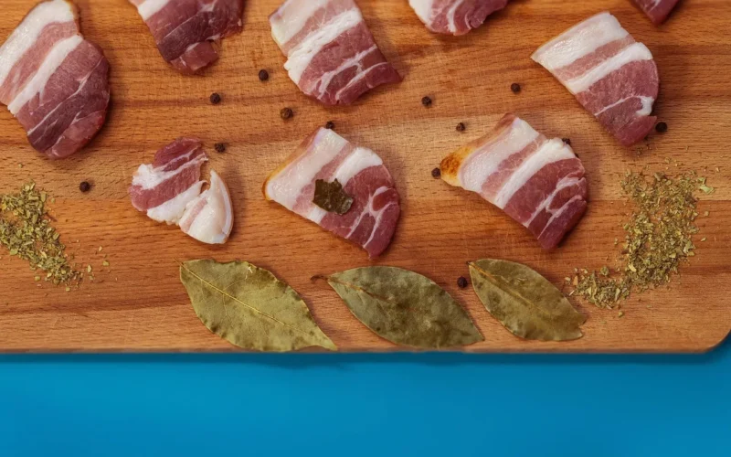 jedzenie, meat, blue background, omnivore, meat eater, spices, bay leaf, black peas, seasoning, drewno, board, chopping, cook, cut, chunks, portions, meat, meat, meat, meat, meat