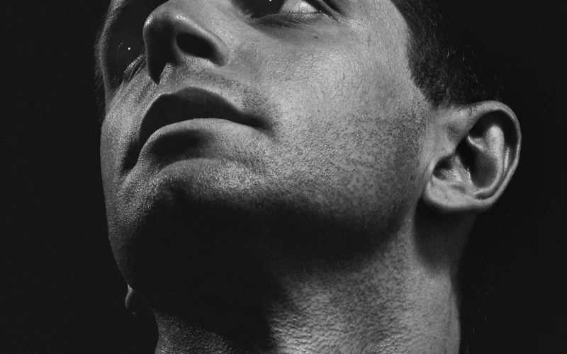 facet, portrait of a man, studio, profile, czarny i biały, large face, adult, pogląd