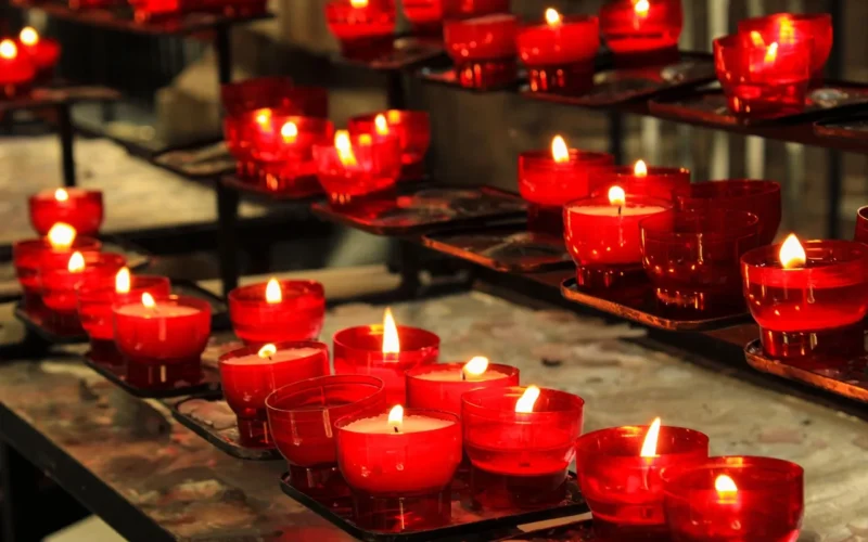 candles, candlelight, wiara, religia, christianity, flame, memory, medytacja, prayer, contemplative, memorial candles, church, nastrój, glow, atmosphere, światła, memorial lights, sacrificial candles, sacrificial lights, odbicie, jasny, mourning, comfort