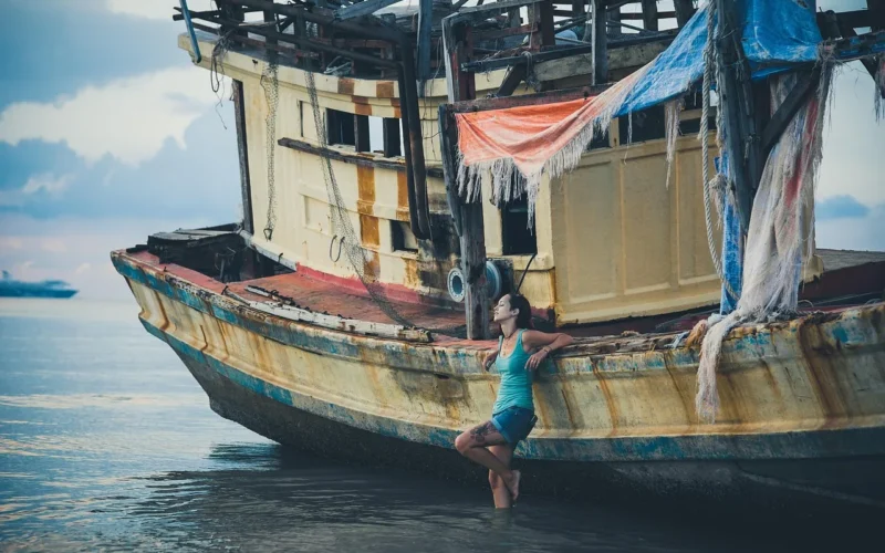 tajlandia, samui, ship, broken, sunken, dziewczynka, stands, morze, resting, in water, natura, dreams, abandoned, water