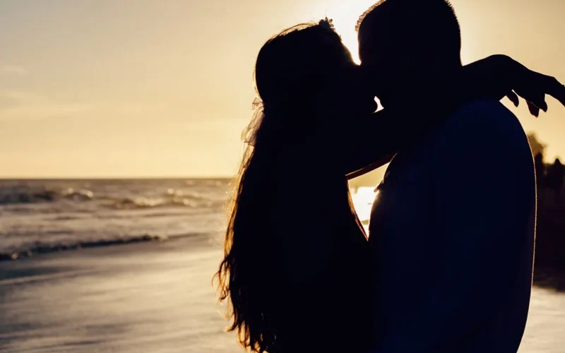 para, pocałunek, sylwetka, plaża, młoda para, miłość, całowanie, razem, romantyczny, zakochani, relacja, sympatia, romans, morze, ocean, święto, lato, nastrój, natura, portret