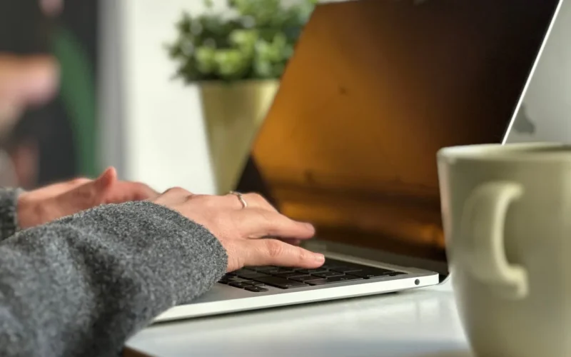 domowe biuro, praca zdalna, praca na laptopie, praca w biurze, miejscu pracy, wydajność, skoncentrowana praca, praca cyfrowa, biznes online, marketing, media społecznościowe, tworzenie treści, samozatrudnienie, wolny strzelec, przedsiębiorczość, codzienna praca, rutyna pracy, przerwa na kawę, życie startupu, środowisko pracy, praca twórcza, praca w internecie, organizacja pracy, fokus, kawa