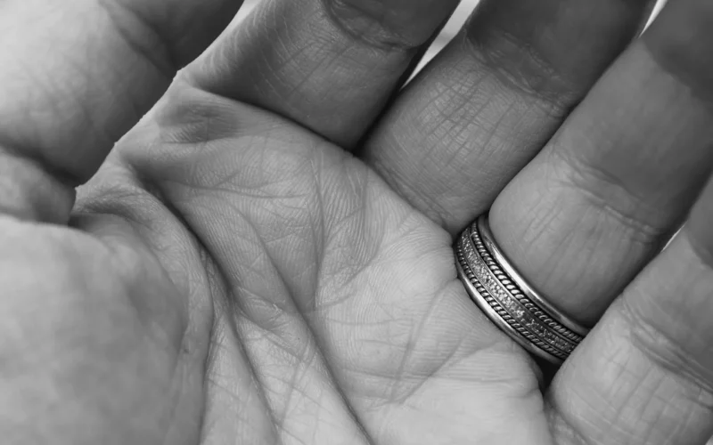 ręka, fingers, skin, tekstura, touch, fingerprints, couple, małżeństwo, relationship, together, miłość, married, ring, engagement ring, hands, czarny i biały, skin, touch, hands, hands, hands, hands, hands