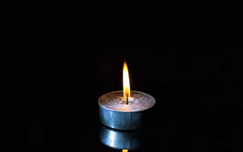 świeca, lighted candle, płomień, lekki, burn, candlelight, ogień, wosk, ozdoba, bright, palenie, modlitwa, romantyczny, grief, nastrój, atmosfera, czarne tło, to shine, case of death