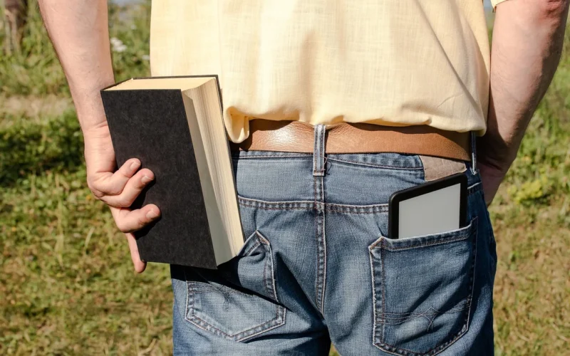 ebook, e-book, elektroniczne, książka, książkę trzymać w rękach, kieszeń, e-książka w kieszeni, książka tkwi w kieszeni, porównaj e-book i książka, facet, chodzić, literatura, ebook, ebook, ebook, ebook, ebook