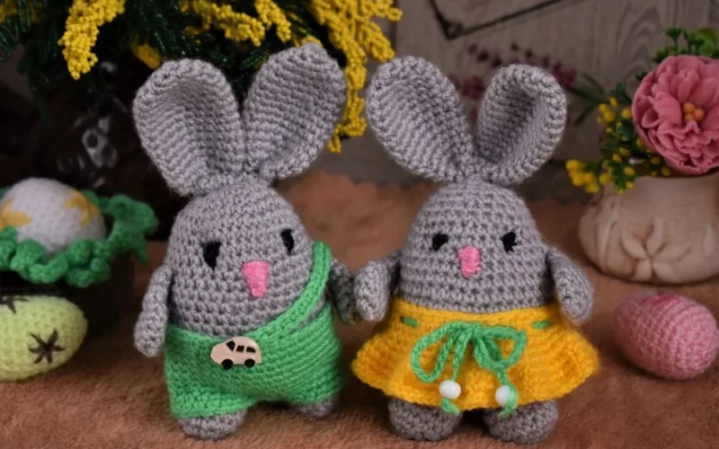 Adorable crocheted bunnies with Easter decorations, perfect for holiday crafting.