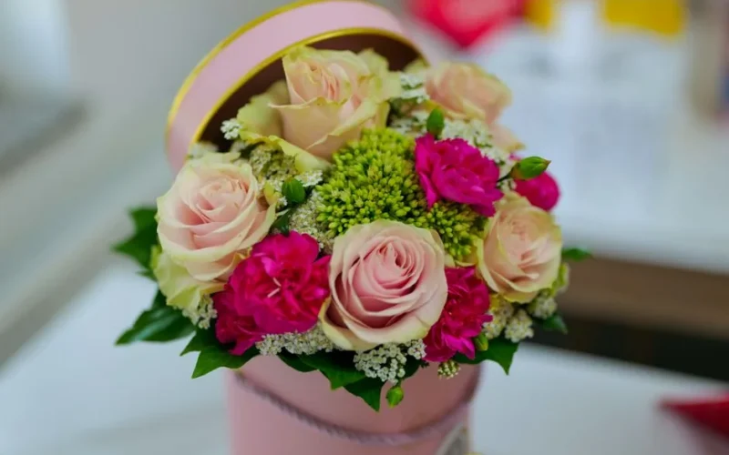 Charming bouquet of pink roses in a decorative box, perfect for romantic gifts.