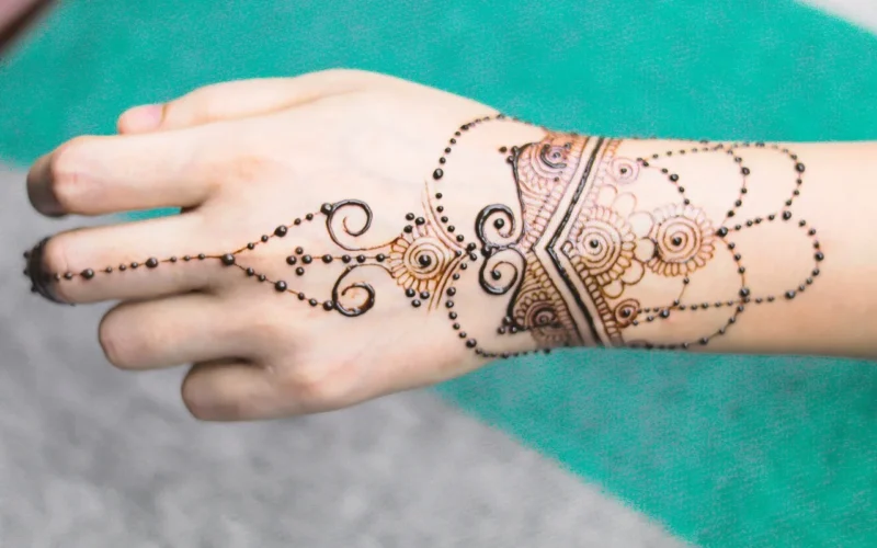 dziewczynka, henna, ręka, kosmetyk, moda, henna do rysowania, ręce henną, tatuaż henną, zielarski, hinduski ślub, indyjska panna młoda, indyjskie wesele