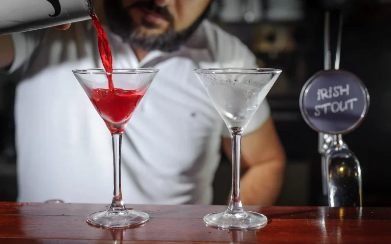 bartender, bar, glass, martini, juice, cocktail, shaker, pours, preparation, czerwony, drink, stół, bar counter, two, capacity, serving, drink, drink, drink, drink, drink