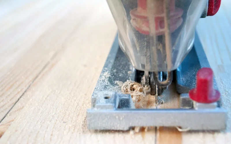 board, carpenter, zbliżenie, cut, deck, device, majsterkowanie, equipment, fretsaw, ręka, instrument, jig, jigsaw, job, machine, makro, zawód, profession, repair, saber, sawing, tool, utility, wooden, workshop
